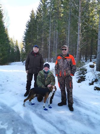 Per og Lara med dommer Svein-Tore Kristiansen og kjentmann Helge Isaksen på dag 2.